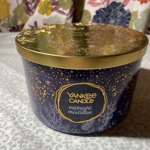 Retired - Yankee Candle 18oz 3 wick Midnight Mistletoe